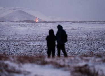 "No es una atracción turística": piden a la gente despejar la zona de erupción volcánica en Islandia