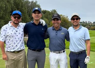 Checo Pérez disfruta de su tiempo libre; juega golf con Rafa Márquez