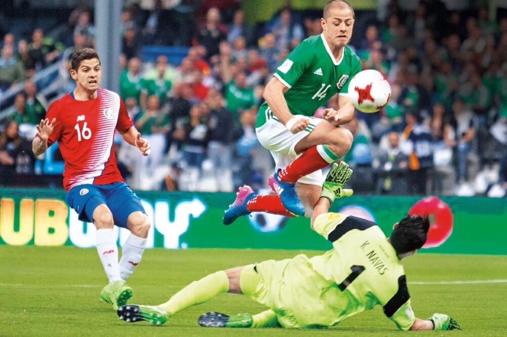 El delantero mexicano Javier Hernández se anticipó a la salida del portero costarricense Keylor Navas y abrió el marcador, en el triunfo tricolor en el Estadio Azteca (SANDRA BAUTISTA. IMAGO7)