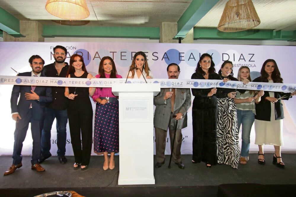María Teresa Ealy Díaz (centro) inauguró su fundación acompañada por su padre, el Licenciado Juan Francisco Ealy Ortiz, Presidente Ejecutivo y del Consejo de Administración de EL UNIVERSAL, y su madre Perla Díaz de Ealy, entre otros. Foto: Carlos Mejía El Universal