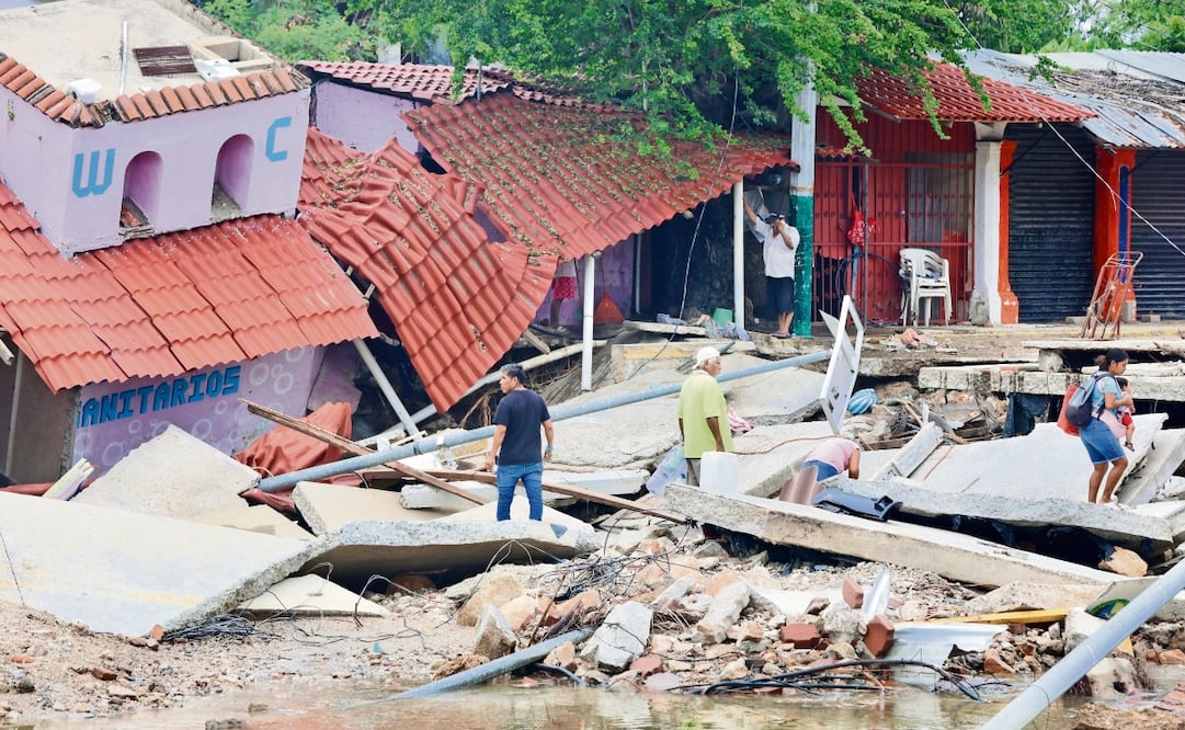 Comerciantes de Playa Revolcadero buscan entre los escombros algo de su
mercancía y comida enlatada para hacer frente a la desgracia tras John. Foto: Valente Rosas | El Universal
