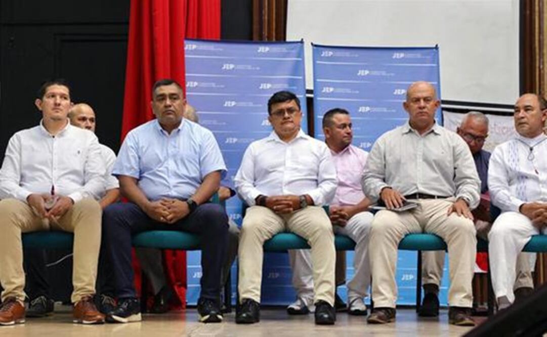 Militares retirados acusados de ejecuciones extrajudiciales durante una audiencia con familiares de sus víctimas en Ocaña. Foto: EFE