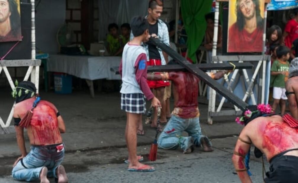 El viacrucis submarino y otras tradiciones asombrosas de Semana Santa