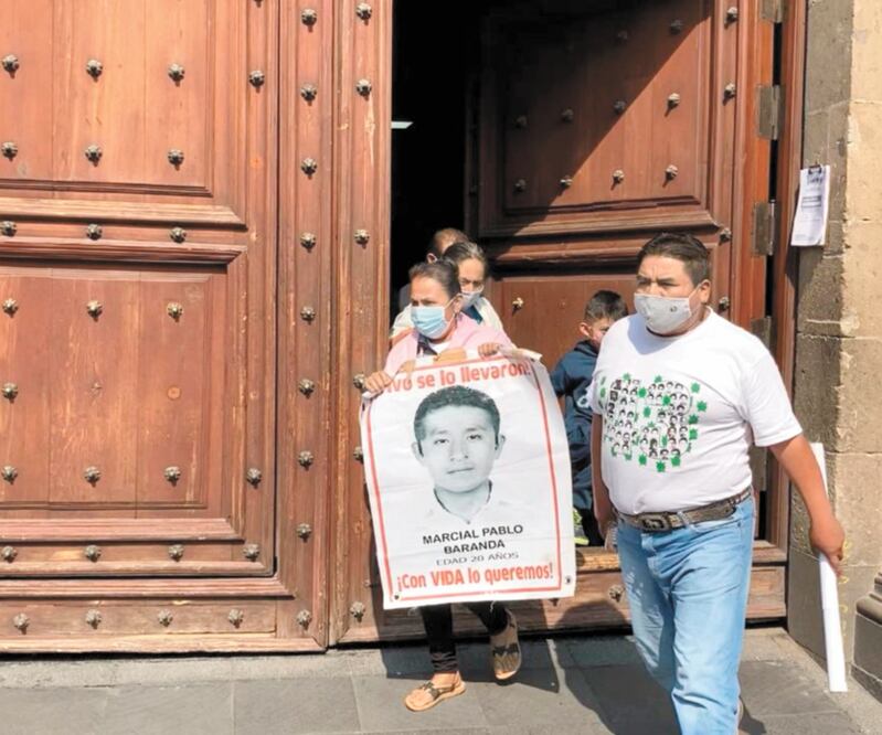 Padres de los normalistas desaparecidos de Ayotzinapa se reunieron en Palacio Nacional con el presidente López Obrador. ESPECIAL