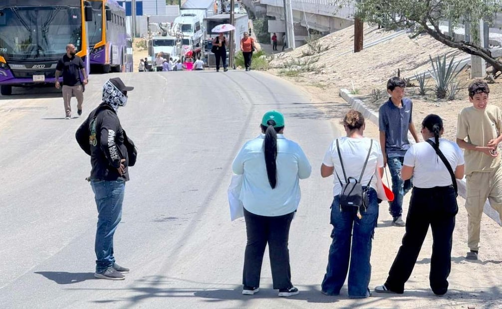 Familias bloquean carretera por dos jóvenes desaparecidas en Los Cabos, BCS; exigen acelerar su búsqueda.
(02/09/26)
Foto: Especial.