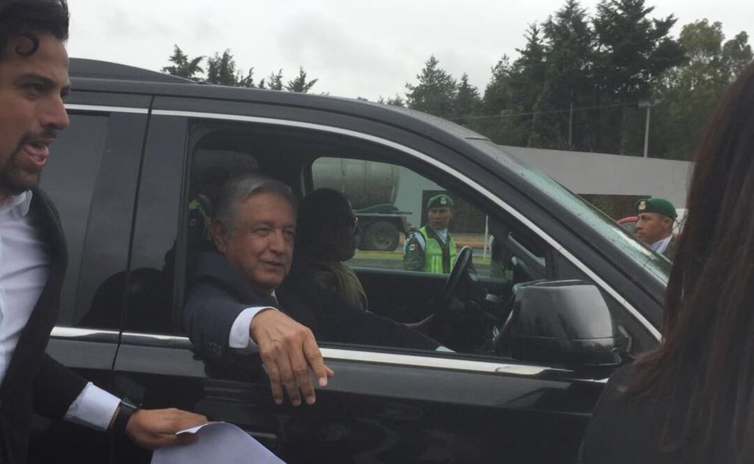Elementos de la Secretaría de la Defensa Nacional tuvieron que retirar a los activistas que se colocaron frente a la camioneta donde viajaba el Presidente. Foto: Emilio Fernández. EL UNIVERSAL