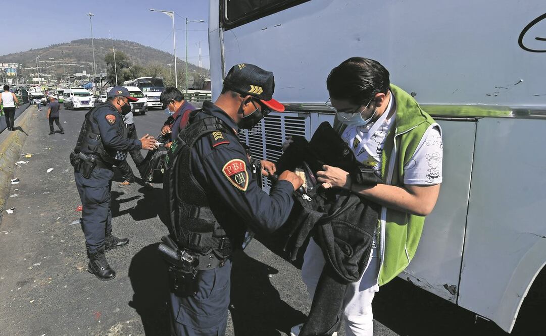 En el Cetram Indios Verdes, donde desembocan diferentes rutas entre la CDMX y el Edomex, la policía capitalina arrancó con el operativo de revisión a pasajeros. Foto: Juan Armando Martínez. El Universal