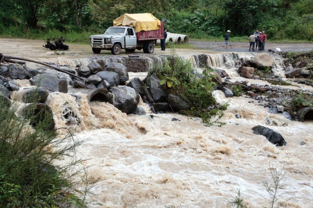 El huracán Franklin ocasionó la creciente de ríos que incomunicaron varias comunidades en la Sierra Norte de Puebla. (CURTOSCURO)