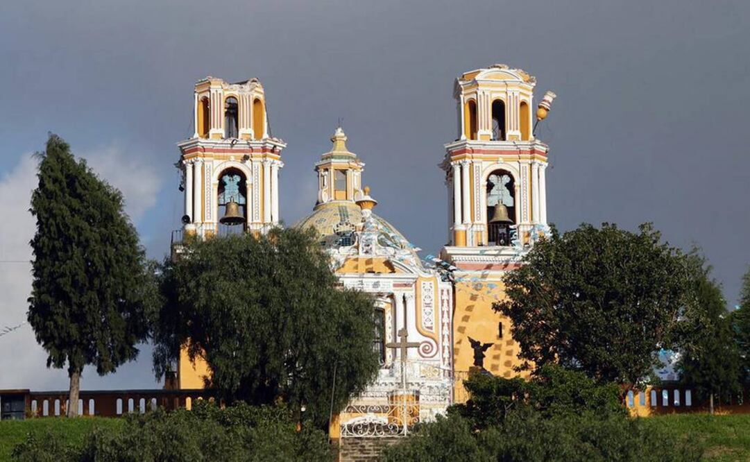 De los 300 inmuebles restaurados que el Instituto Nacional de Antropología e Historia (INAH) prometió tener listos en octubre, sólo se han reabierto dos: la Iglesia de los Remedios en Cholula, Puebla (en la imagen), y la Iglesia de Santa Prisca, en Taxco, Guerrero. FOTO: Hilda Ríos/Cuartoscuro.
