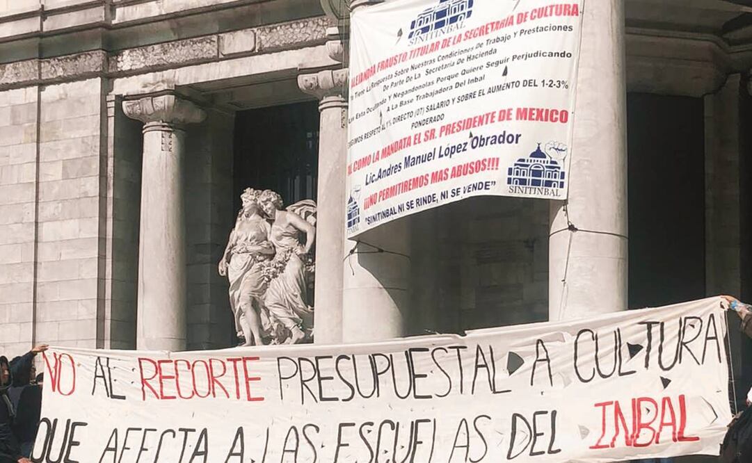 Estudiantes de distintas escuelas del INBAL se manifestaron el 13 de diciembre afuera del Palacio de Bellas Artes por la reducción de presupuesto.Foto: Alumnos del INBAL