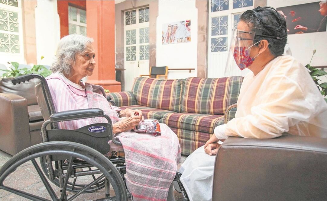 La relación entre el cuidador y la persona adulta mayor es muy estrecha, por lo que no deben ser separados, destaca una especialista. Fotos: Demián Chavéz/ EL UNIVERSAL.