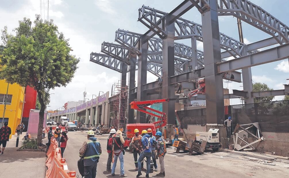 Ayer, en medio de grúas y decenas de trabajadores, en la misma zona de conexión con Metro Chabacano, se vieron avances en la instalación de rampas, pero todavía no al 100%. Foto: Gabriel Pano/ EL UNIVERSAL