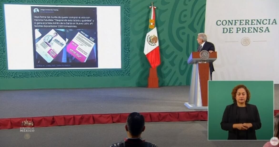 En veda electoral, AMLO exhibe en la mañanera tarjetas de Adrián de la Garza