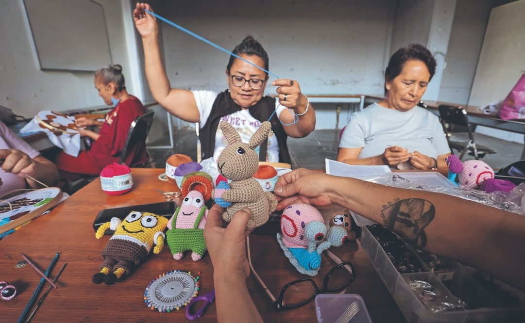 
En el taller de Faro Oriente se reúnen mujeres adultas para aprender a crear amigurumis, pequeños muñecos tridimensionales. Foto: Luis Camacho/ EL UNIVERSAL