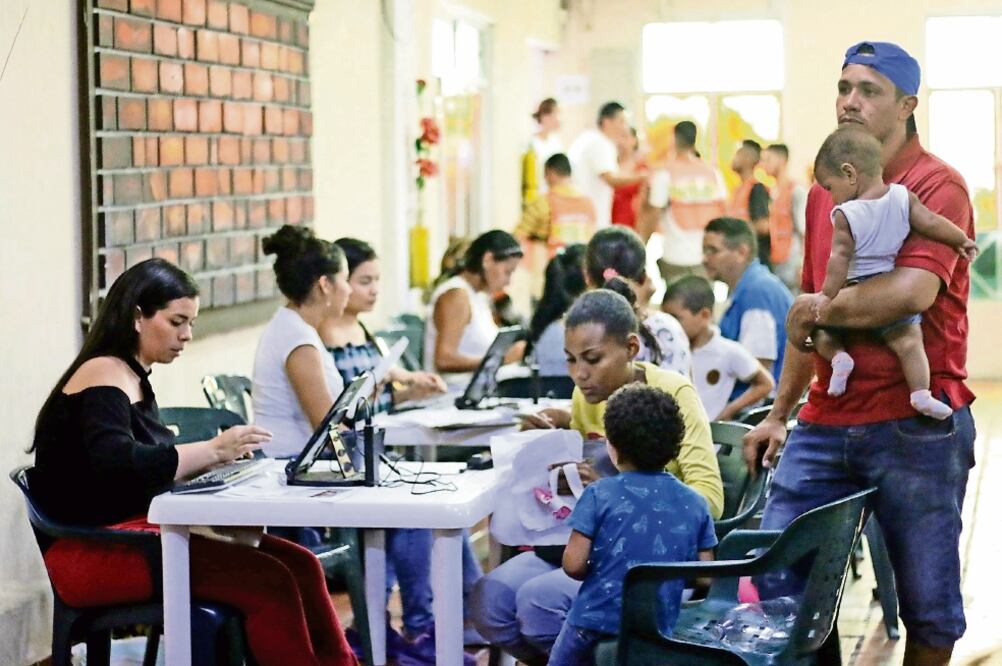 Familias venezolanas que huyeron de la crisis recibían asistencia, en esta imagen del 3 de mayo, en la localidad colombiana fronteriza de Cúcuta. (SCHNEYDER MENDOZA. EFE)