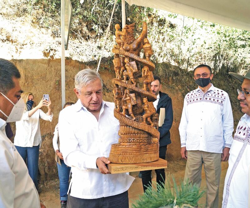 El presidente André s Manuel López Obrador recibió un presente de los pobladores de San Mateo Río Hondo, Oaxaca, donde estuvo de gira ayer. EDWIN HERNÁNDEZ. EL UNIVERSAL