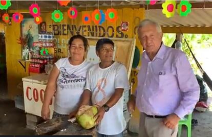 AMLO se refresca con un coco sobre la carretera Manzanillo-Colima