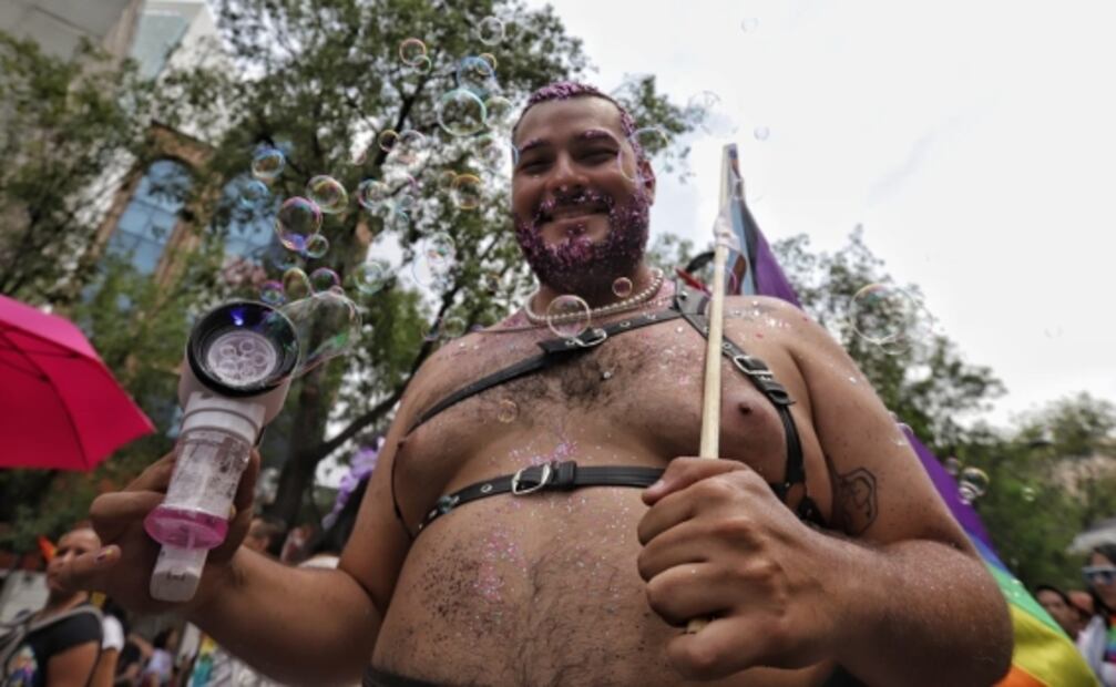 Desbordan Reforma y Centro Histórico participantes en marcha LGBTTTIQ+: color, fiesta, diversión y comercio