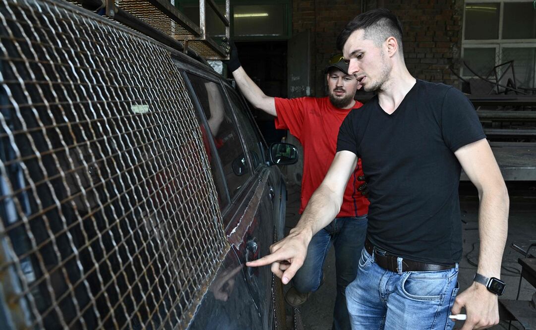 Anton Zaika ha convertido 10 vehículos Ford, Dodge, Mitsubishi y Suzuki . Fotos: AFP