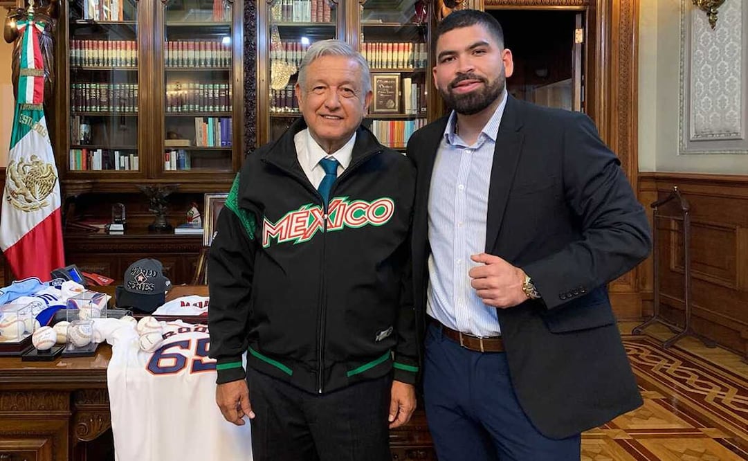 Fotografía posteada por López Orador junto con el pitcher de Astros Houston, el mexicano José Urquidy. Foto: X @lopezobrador_