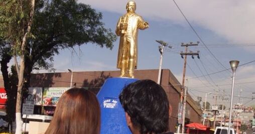 Pintan de dorado estatua de Morelos en Naucalpan