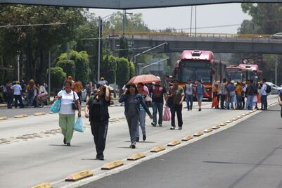 Metrobús cierra dos estaciones por manifestantes