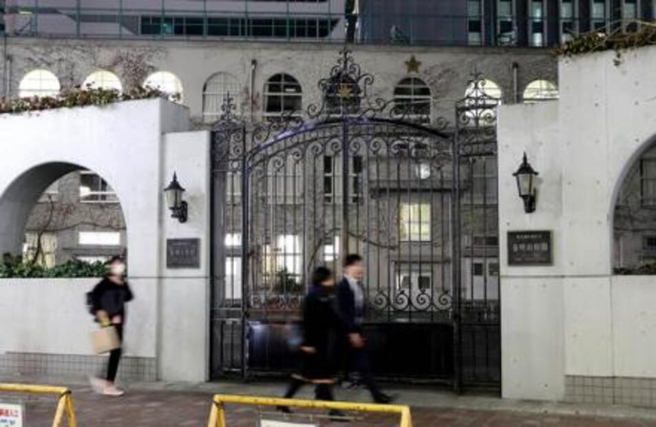 Escándalo en Japón por escuela que eligió uniforme diseñado por Armani de 720 dólares