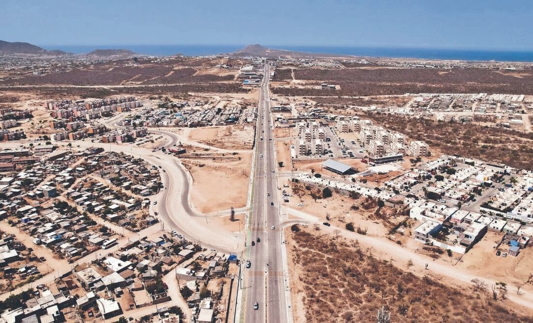 La carretera Transpeninsular, la única vía que conecta a los cinco municipios de Baja California Sur, se ha convertido en la más riesgosa para los automovilistas que deben transitar por tramos repletos de baches. Foto Especial