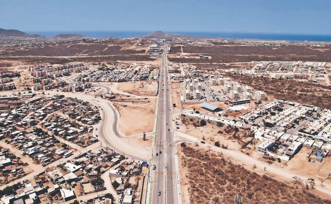 La carretera Transpeninsular, la única vía que conecta a los cinco municipios de Baja California Sur, se ha convertido en la más riesgosa para los automovilistas que deben transitar por tramos repletos de baches. Foto Especial