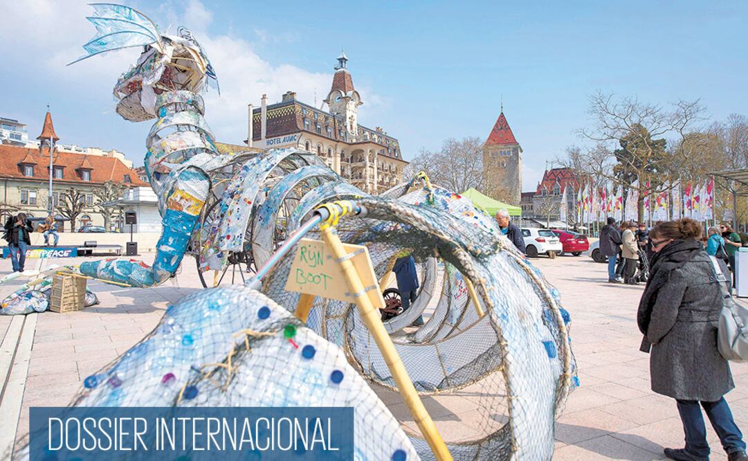 Una escultura hecha de plásticos recuperados del océano por Greenpeace, en Lausanne, Suiza. Foto/LAURENT GILLIERON. EFE