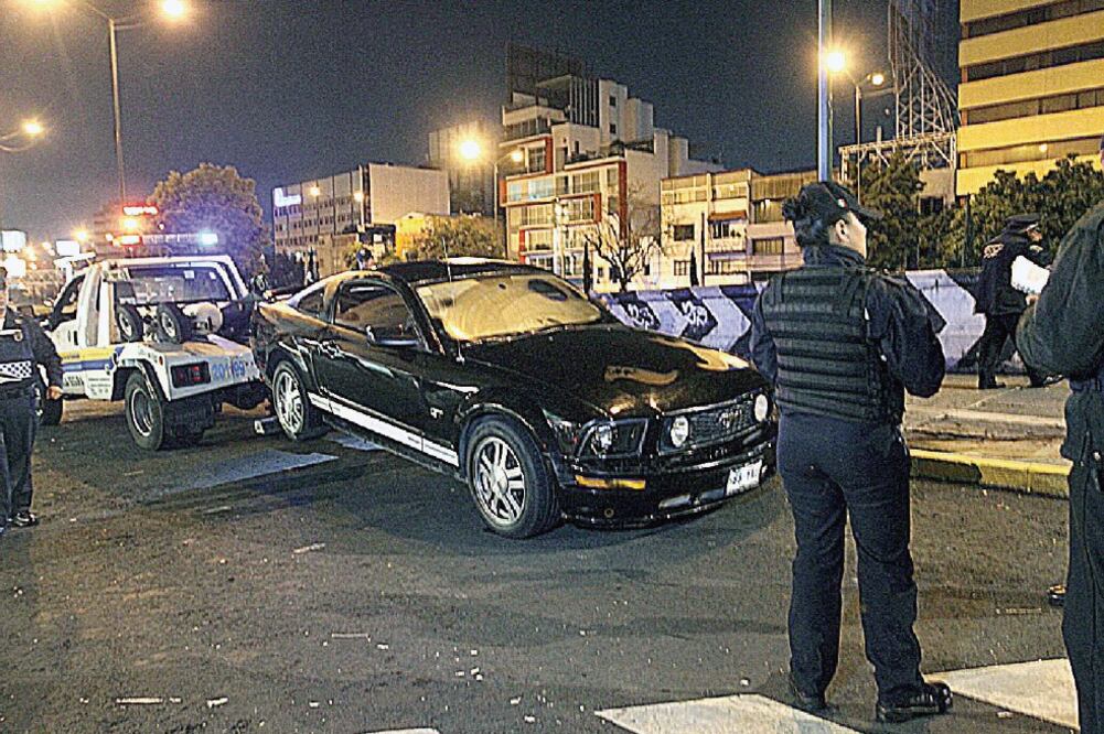 Afuera del bar, sobre el pavimento, se encontró una pistola tipo escuadra, reportó la Secretaría de Seguridad Pública del Distrito Federal (ARCHIVO EL UNIVERSAL)