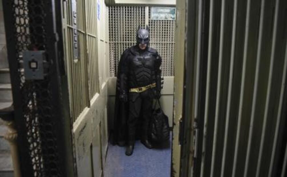 Batman argentino deja de lado a los villanos y lleva sonrisas a hospital infantil
