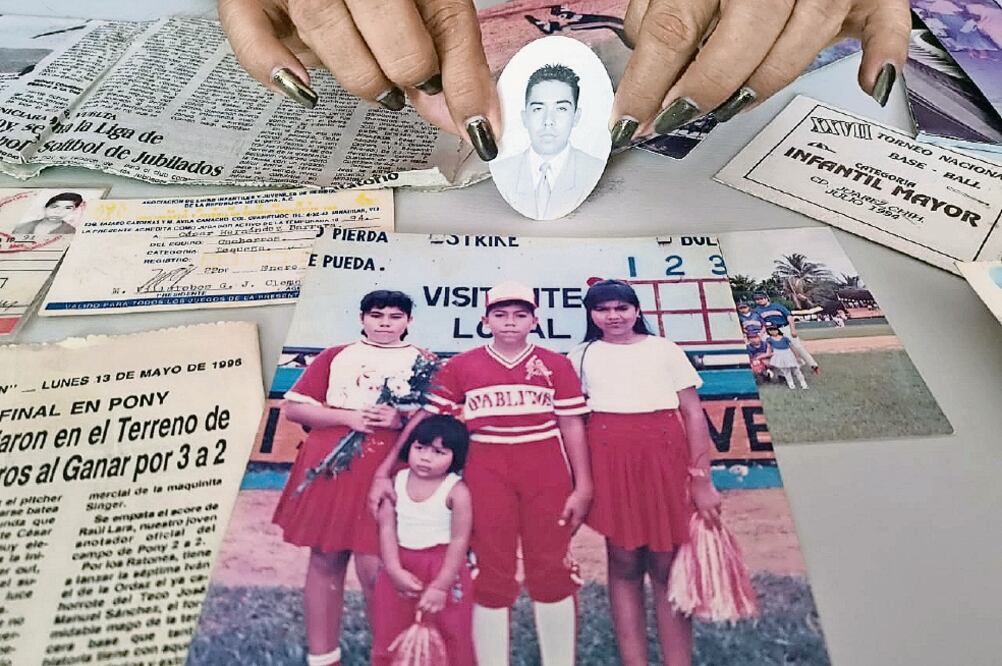 Quienes consideran que exigir justicia pone en riesgo a su familia, se han enfocado en buscar consuelo y en recordar a sus seres queridos. Foto: ROSELIA CHACA. EL UNIVERSAL