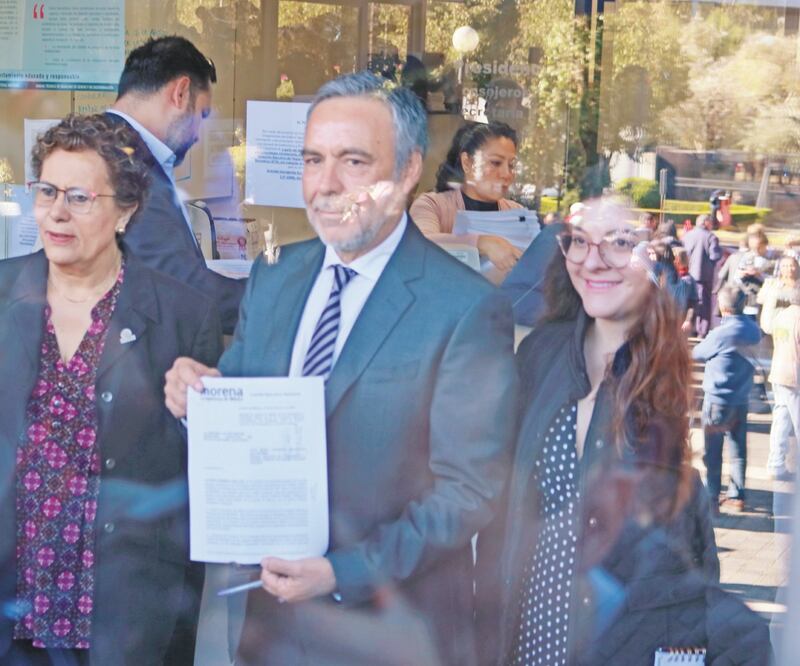 Alfonso Ramírez Cuéllar (centro) acudió al INE para entregar documentos del Congreso Nacional Extraordinario de Morena. Foto: FERNANDA ROJAS. EL UNIVERSAL