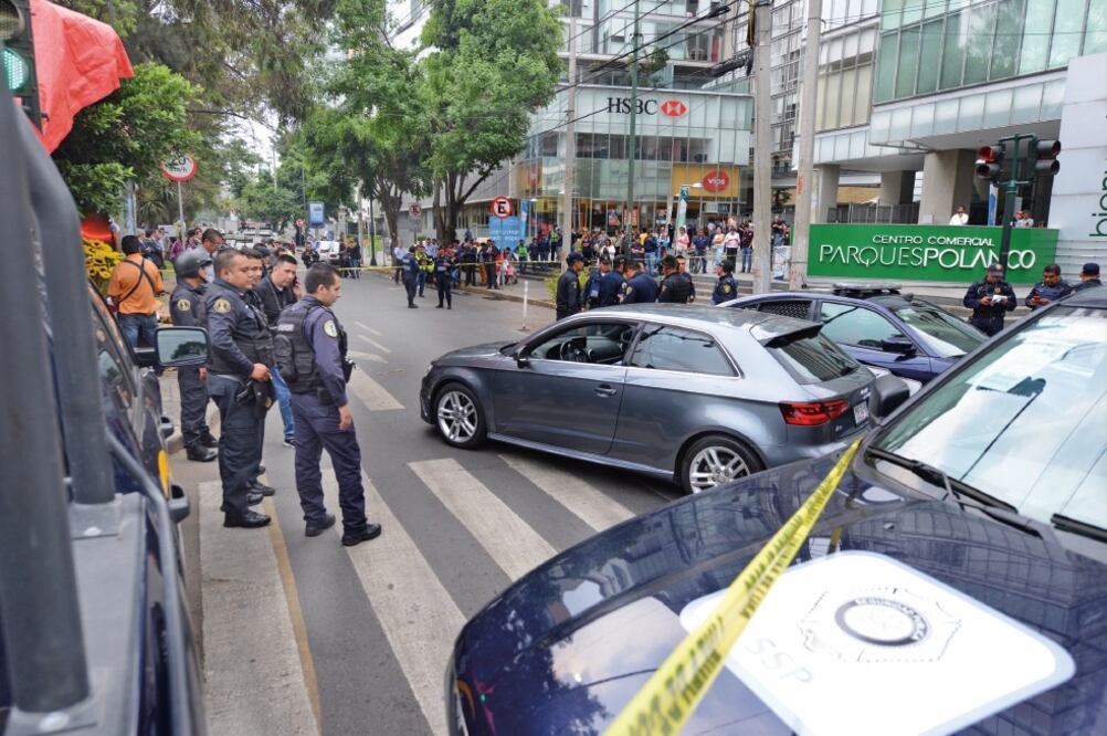 Según textigos, una camioneta BMW le cerró el paso, descendió un hombre armado que se acercó a la ventanilla donde estaba el conductor y en lo que pareció un asalto abrió fuego contra Ángel. ()