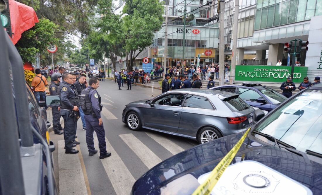 Según textigos, una camioneta BMW le cerró el paso, descendió un hombre armado que se acercó a la ventanilla donde estaba el conductor y en lo que pareció un asalto abrió fuego contra Ángel. ()