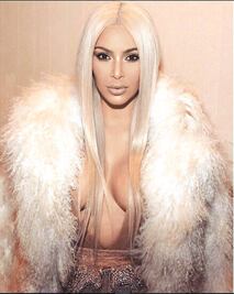 Kim Kardashian roba cámara con look rubio