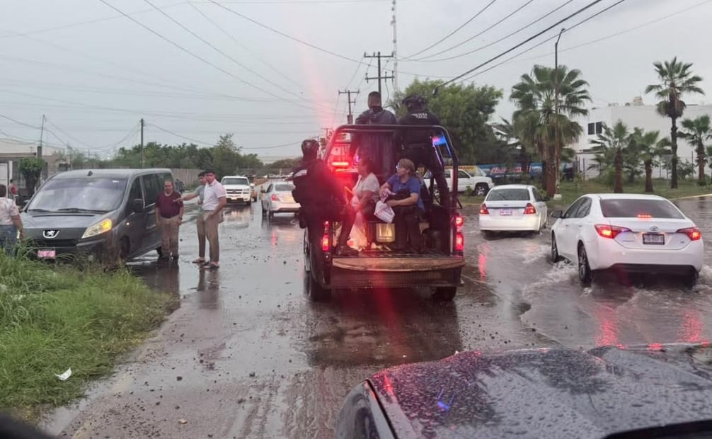 Gobernadora de Sinaloa llama a choferes de transporte urbano a evitar avenidas inundadas en Culiacán; rescatan a 25 pasajeros.
Foto: Especial.