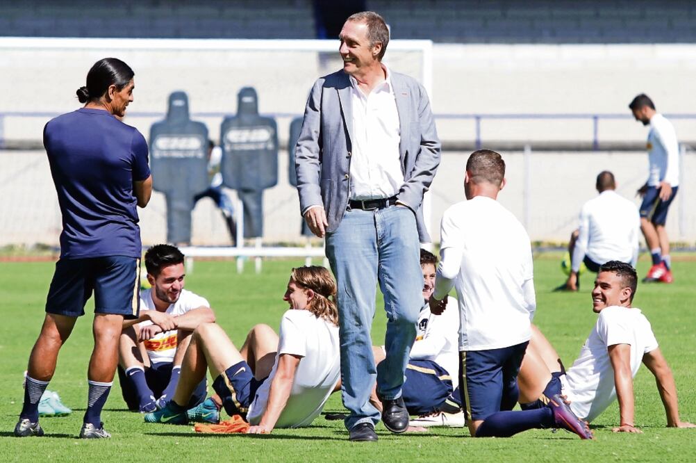 El presidente del Patronato de Pumas asistió al entrenamiento (CARLOS MEJÍA. EL UNIVERSAL)
