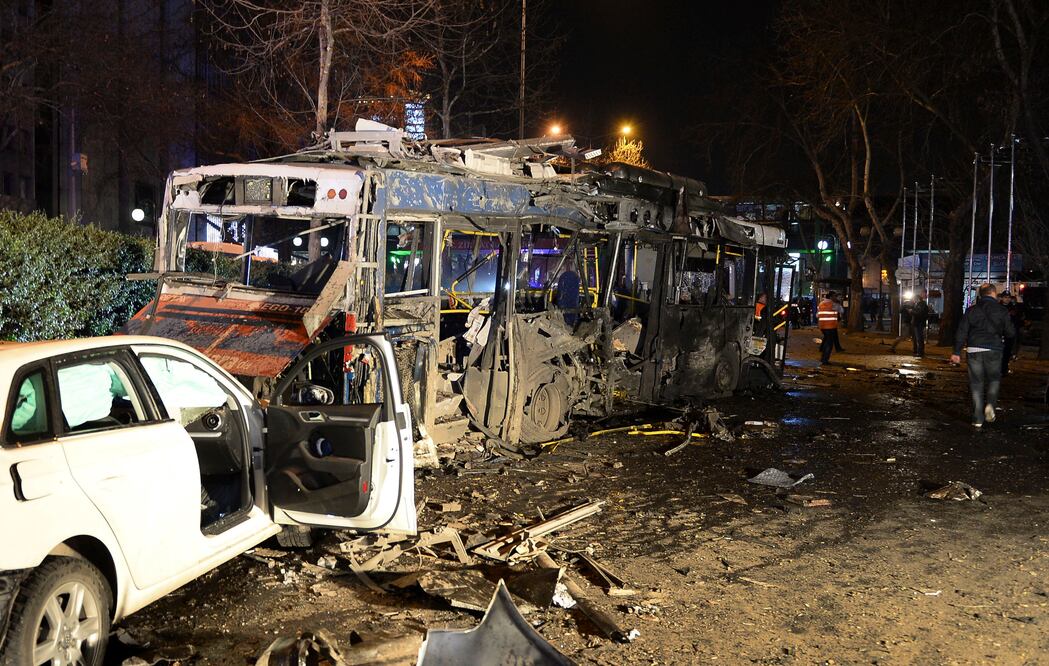 La detonación de un coche bomba causó en el centro de Ankara al menos 34 muertos así como 125 heridos (