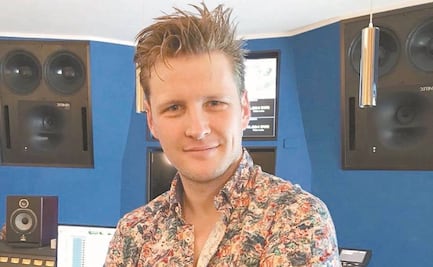 Alexander Acha de pie para ayudar