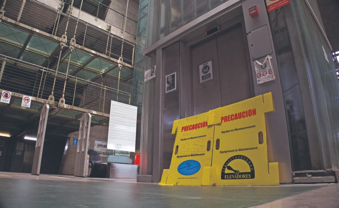 Más de la mitad de los elevadores no funciona, hay áreas sin luz, mobiliario dañado y equipo de seguridad inservible, por lo que trabajadores han decidido cerrar las instalaciones como protesta. Fotos: YARETZY M. OSNAYA. El Universal