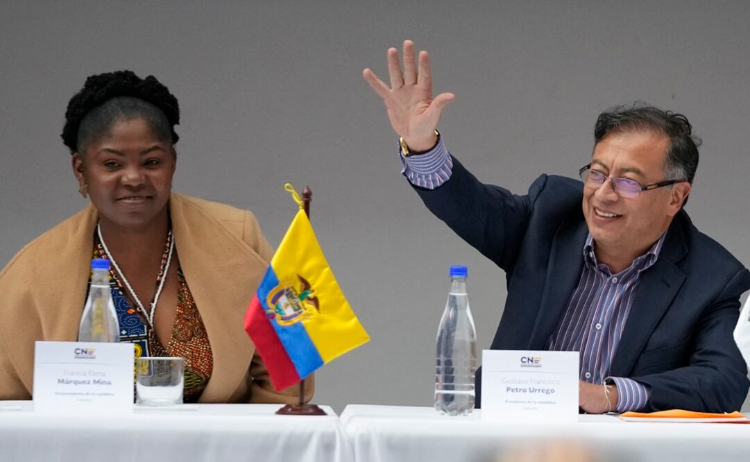 Presidente electo de Colombia, Gustavo Petro, saluda acompañado de su compañera de fórmula Francia Márquez. Foto: AP