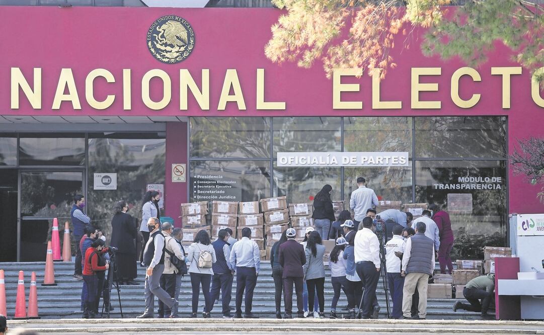 Simpatizantes de la revocación entregan firmas al INE, ejercicio que calificó el PRI como “propaganda”. Foto: ARCHIVO EL UNIVERSAL