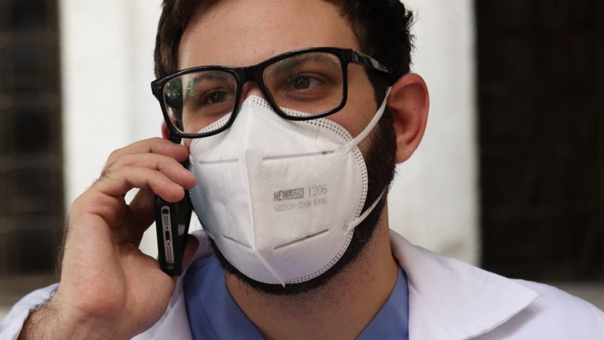 El doctor Ronald Nabki aprovecha los descansos en su turno para atender las llamadas que atiende como voluntario. Foto: Cortesía 