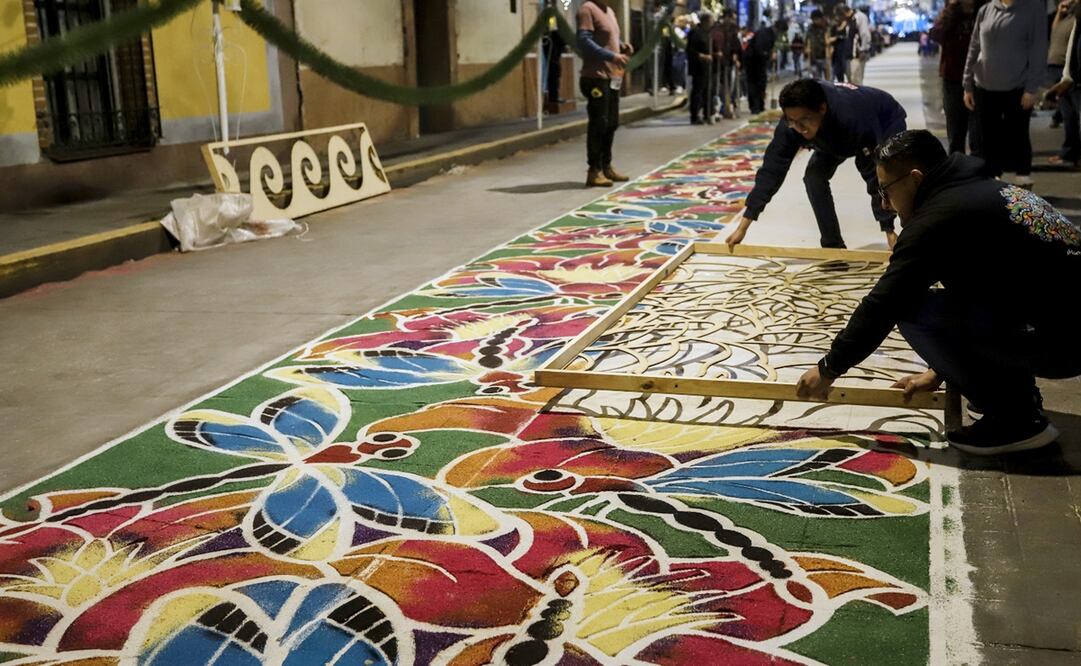 Artesanos elaborando tapetes de aserrín con distintos mosaicos y diseños para celebrar la ´Noche que Nadie Duerme', en el municipio de Huamantla, estado de Tlaxcala (México). Foto: EFE/Hilda Ríos.