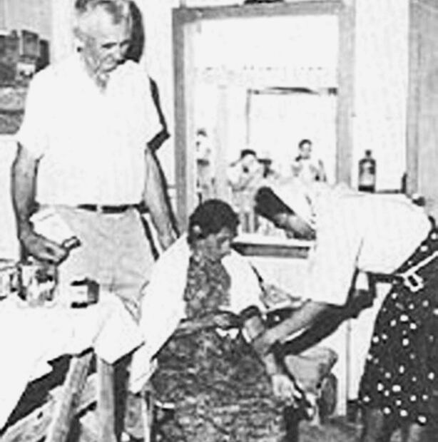 Ferree en una de sus clínicas gratuitas en Tamaulipas, mientras una voluntaria atiende a una mujer de escasos recursos. Foto: Brownsville Herald/ESPECIAL.