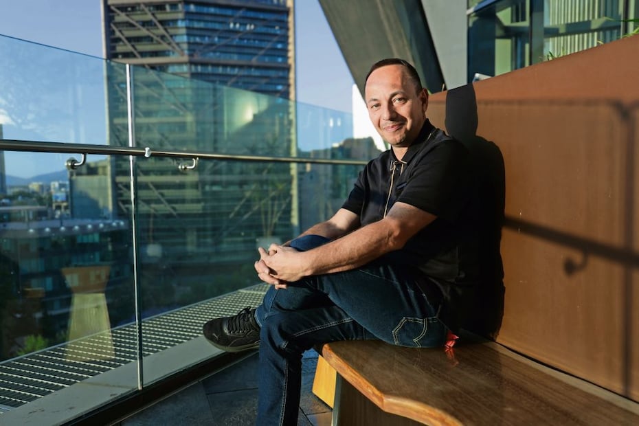 Roberto Fiesco, productor y director de películas como Quebranto (2023), es uno de los autores que participa en este volumen   coeditado por Fomento Cultural BBVA México y y Sexto Piso. Su texto ofrece apuntes biográficos de   Cuarón, González Iñárritu y Del Toro.     Crédito: Fernanda Rojas/El Universal