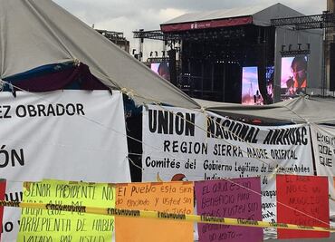Protestan por agua a un costado del concierto de la Maldita en el Zócalo