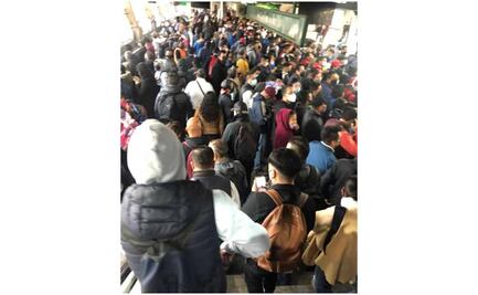 Reportan retrasos de hasta 20 minutos en la Línea 8 del Metro CDMX
